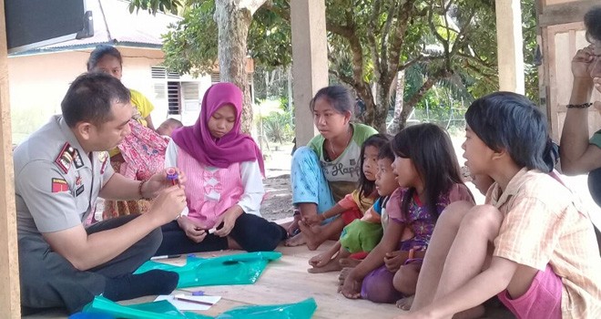Kapolsek Air Hitam Mengajar Calistung Anak-anak Warga SAD.