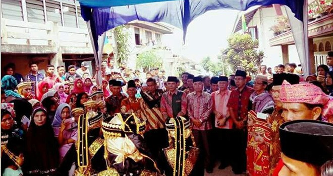 Calon Bupati Kerinci, Zainal Abidin, saat berkunjung di Desa Benik, Kecamatan Keliling Danau.