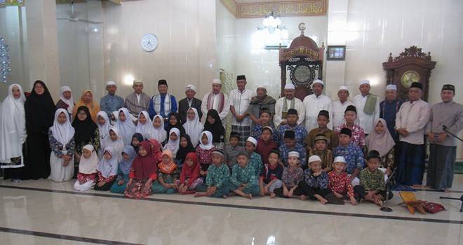 Ratusan anak-anak foto bersama usai mengikuti Pendidikan Subuh.