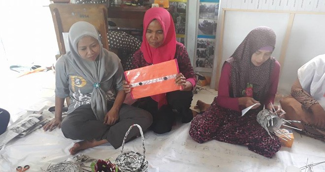 Warga saat mengikuti kegiatan yang digelar pihak kelurahan dalam menciptakan bahan bekas menjadi barang berharga.