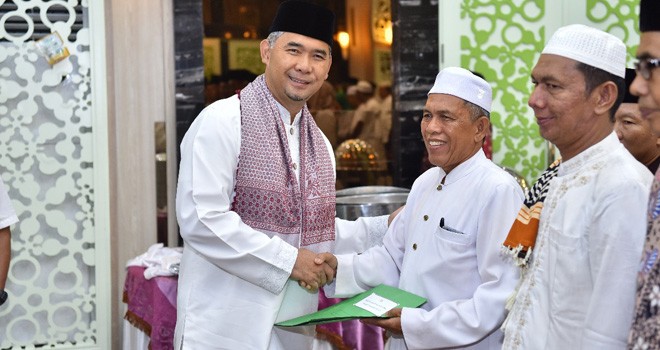 Wali Kota Jambi saat melantik Dewan Masjid Kecamatan se-Kota Jambi.