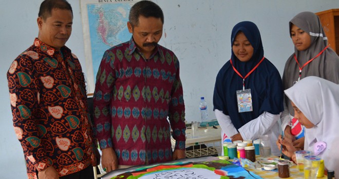 Pejabat Kemenag Ri didampingi Kepala MAN IC Jambi saat meninjau kegiatan siswa belum lama ini.