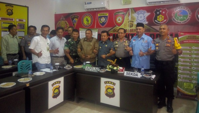 Kapolda Jambi memimpin rapat yang dihadiri Sekda Provinsi Jambi, Bupati Merangin, Ketua DPRD Merangin, Kapolres Merangin dan Dandim 0240 Sarko dan pihak TNKS.  