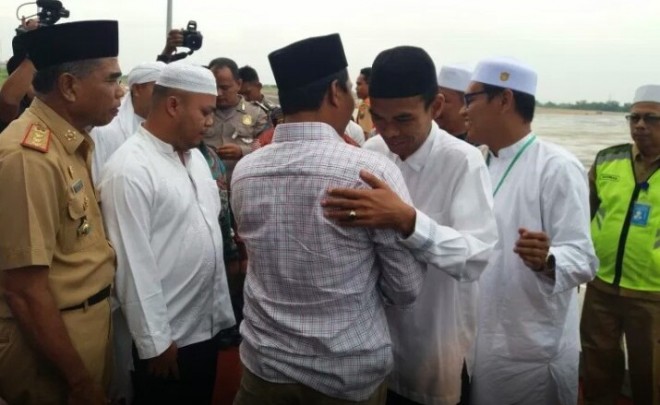 Romi dan Roby Jemput Kedatangan UAS.