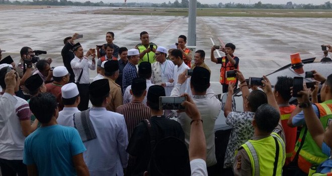 Ustadz Abdul Somad, LC saat tiba di Bandara STS Jambi.