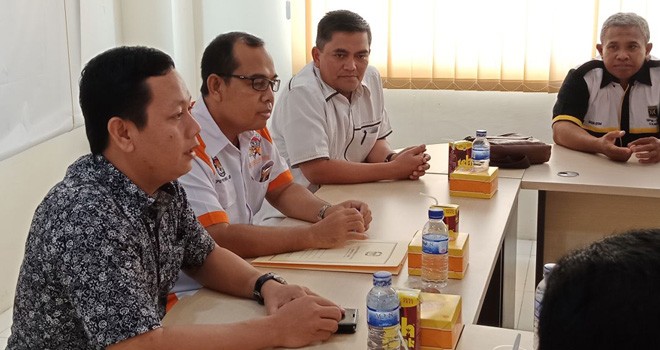 KPU Provinsi Jambi dan Bawaslu ketika mendatangi kantor partai untuk melakukan verifikasi menghadapi Pemilu 2019.   