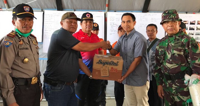 Dipo Ilham Djalil menyerahkan bantuan untuk korban kebakaran di Kota Sungai Penuh, beberapa hari yang lalu.   