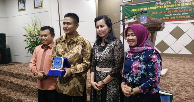 Foto penyerahan cindera mata dari Pemerintah Daerah kepada Dandim lama.