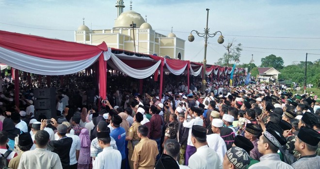 Antusian Masyarakat Tanjabtim Menyambut kedatangang UAS