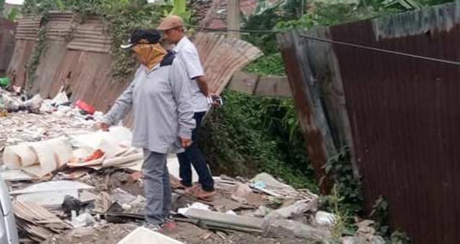 Akibat warga membuang sampah tidak padat tempatnya, menyebabkan lingkungan warga menjadi kumuh.