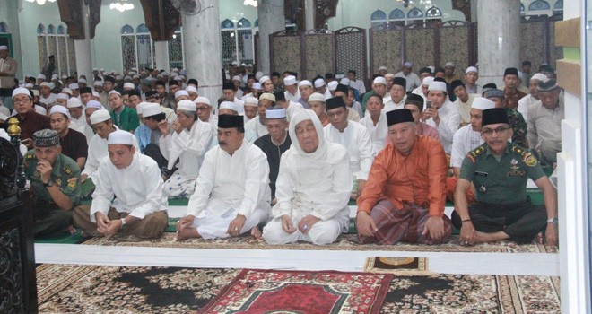 Bupati dan Wabup Tanjabbar saat Sholat Gerhana Bulan bersama MUI.