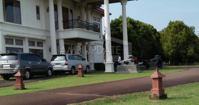 Tim KPK saat Sambangi Villa Keluarga Zumi Zola di Tanjab Timur.