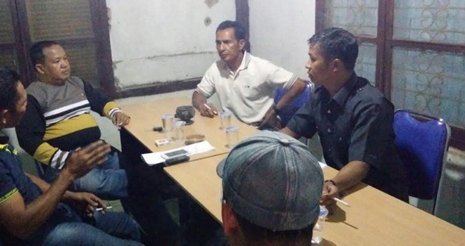 Tim Zainal-Arsal saat melaporan di Panitia Pengawas Pemilu (Panwaslu). 