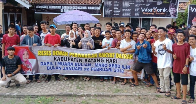 Hermayati Rosari Saat Berfoto Bersama Dengan Para Pemuda Kabupaten Batanghari.