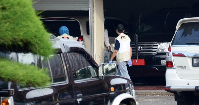 Rumah Dinas Gubernur Jambi saat digledah oleh KPK. Foto : M Ridwan / Jambi Ekspres.