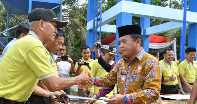 Bupati Merangin H Al Haris saat meresmikan dan menyerahkan 19 Pamsimas kepada 19 kapala desa di Merangin.