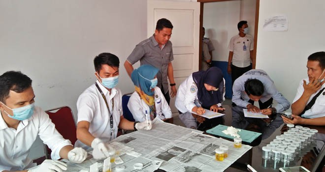 Puluhan PHTT Dishub Tanjab Timur Dites Urine.