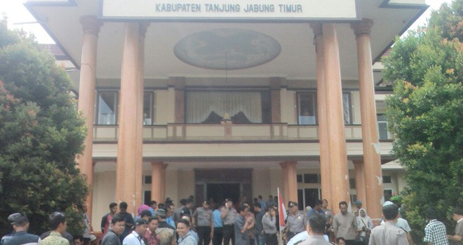 Puluhan Eks Karyawan PT Dewa Sawit Datangi Kantor DPRD Tanjab Timur.