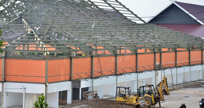 Kondisi bangunan Pasar Angso Duo Modern dua minggu lalu yang dibangun PT.EBN.  Pihak PT. EBN meminta pedagang untuk melunasi sewa kios sebelum pindah.   
