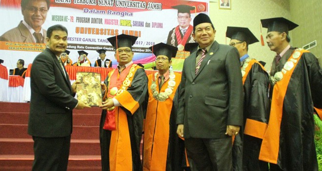 Pimpinan Komisi X DPR RI, Ir. H.A.R Sutan Adil Hendra, MM menyerahkan SK BLU kepada Universitas Jambi.       