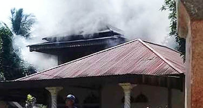 Rumah milik Ari di Desa Teluk Renah, Kecamatan Cermin Nan Gedang (CNG), saat dilalap si jago merah, kemarin (2/2) sekitar pukul 10.oo WIB.