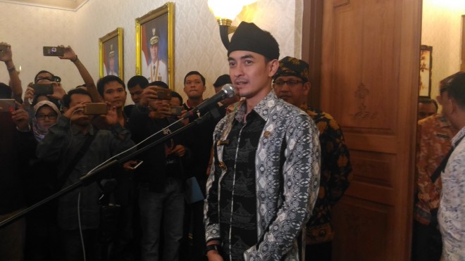 Gubernur Zola saat jumpa pers di Rumah Dinas. 