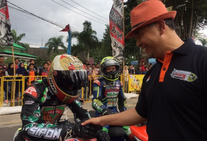 Wali kota jambi Sy Fasha menyambangi pembalap saat pembukaan.
