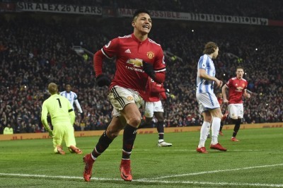 Selebrasi Alexis Sanchez setelah mencetak gol debut bagi Manchester United. (AFP)