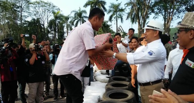 Wali Kota Jambi Beri Hadiah Kepada Ibu Hamil.