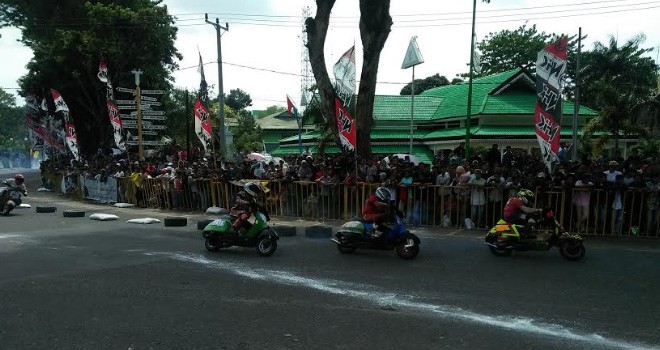 Kejuaraan Motoprix Wali Kota Jambi, Puluhan Ribu Massa Padati Tugu Keris Siginjai.