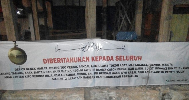 Spanduk imbauan mendukung pasangan Zainal Abidin dan Arsal Apri