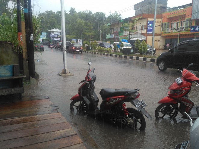 Sejumlah ruas jalan di Kota Jambi tergenang air