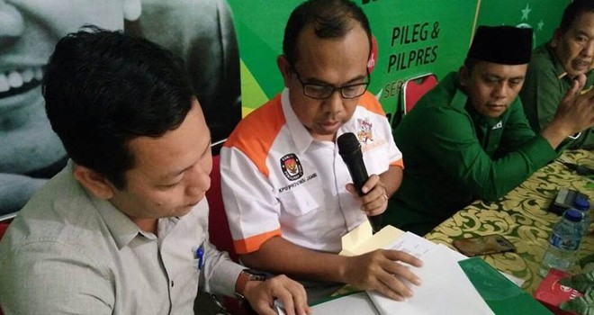 KPU dan Bawaslu Provinsi Jambi ketika melakukan verifikasi disalah satu partai. Gelar pleno, KPU putuskan 16 parpol lolos verifikasi.
