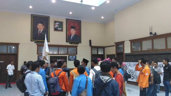 Mahasiswa Segel Ruang Kerja Ketua DPRD Provinsi Jambi.  