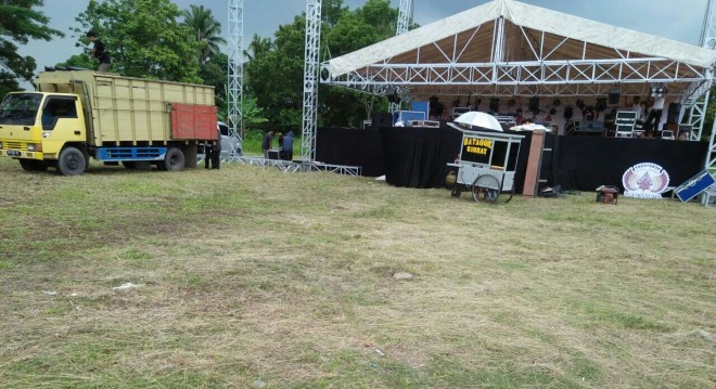 Persiapan pemasangan panggung utama acara pengukuhan.