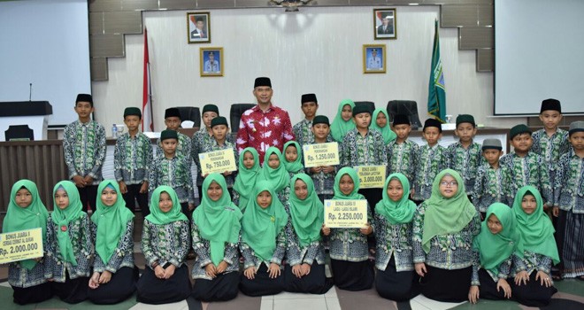 Simbolis penyerahan bonus kepada Kafilah MTQ.