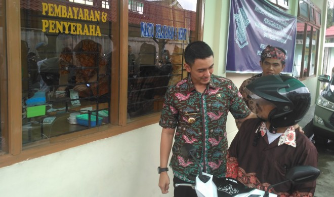 Gubernur Zola saat Datangi Kantor Samsat.