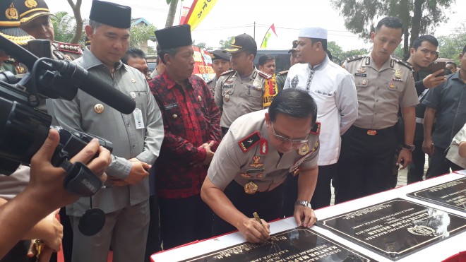 Penandatangan prasasti oleh Kapolda Jambi.