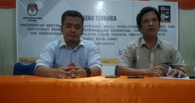 Komisioner KPU Kota Jambi usai menggelar rapat koordinasi bersama tim pasangan calon terkait persiapan deklrasi  deklasri kampanye damai dan pawai Pilkada, Kamis (8/2) kemarin.   