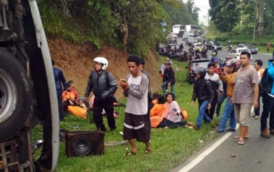 Warga membantu korban kecelakaan di Tanjakan Emen, Subang. (YUSUP SUPARMAN/PASUNDAN EKSPRES/Jawa Pos Group)
