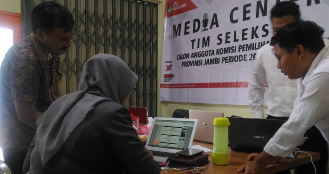 Timsel calon anggota KPU Provinsi Jambi ketika mempersiapkan sejumlah dokumen di sekretariat jalan H. Thalib, Kecamatan Telanaipura, Kota Jambi, Senin (12/2) kemarin.