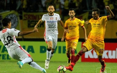 Sriwijaya FC harus puas bermain imbang 0-0 saat menjamu Bali United pada leg pertama semifinal Piala Presiden 2018, Minggu (11/2) malam WIB (liga-indonesia.id)