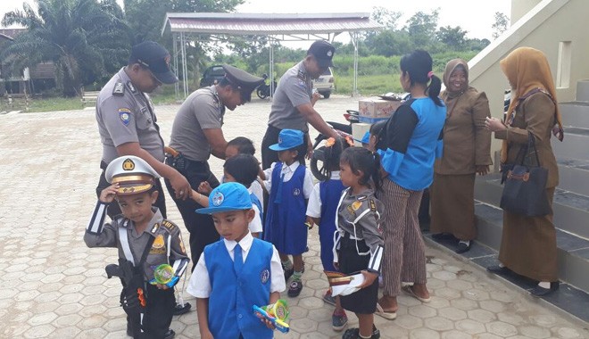 Kunjungan anak anak TK Kelurahan Tanjung disambut dengan baik oleh personil Polsek Kumpeh Ilir.
