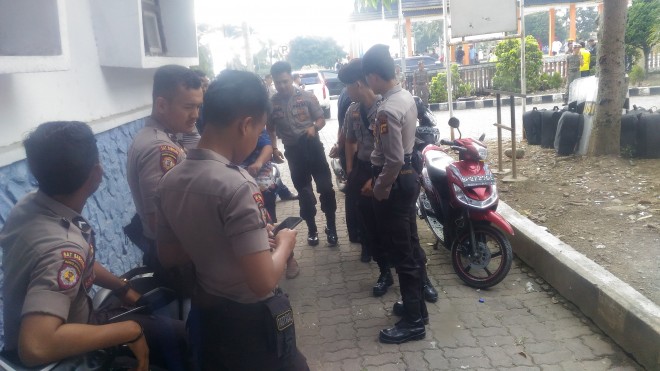 Ratusan Personil Polres Kerinci Amankan Pencabutan Nomor Urut. 