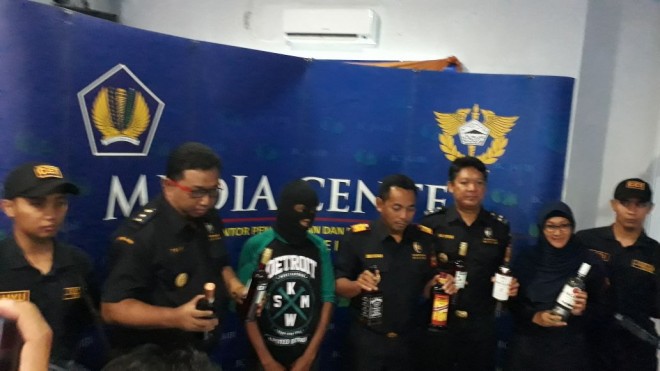 Ribuan Botol Miras Diamankan Bea dan Cukai. 