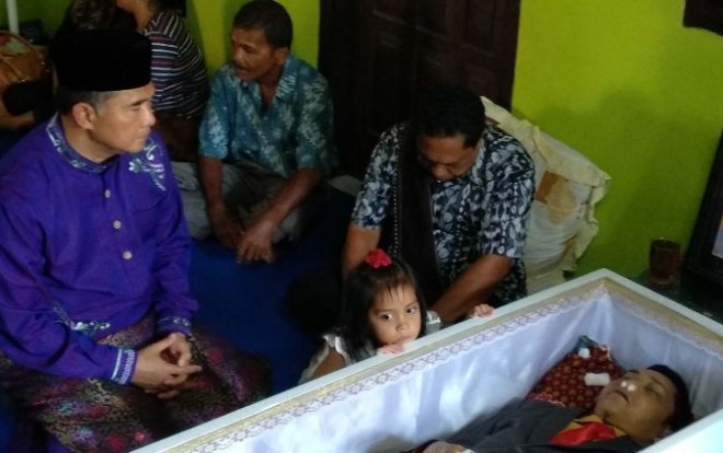 Walikota Jambi DR H Sy Fasha ME melayat ke rumah duka yang berlokasi di Kota Baru, Jambi