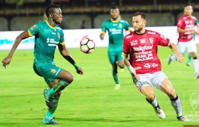 SEMIFINAL - Striker Bali United Illija Spasojevic berjibaku dengan pemain Sriwijaya FC dalam Semifinal Piala Presiden 2018 . (liga-indonesia.id)