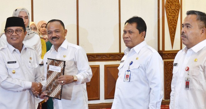 Wakil Gubernur Jambi Fachrori Umar ketika menyerahkan SK Pjs Walikota Kepada M Fauzi Kepada Dinas Tenaga Kerja dan Transmigrasi setelah dikukuhkan.
