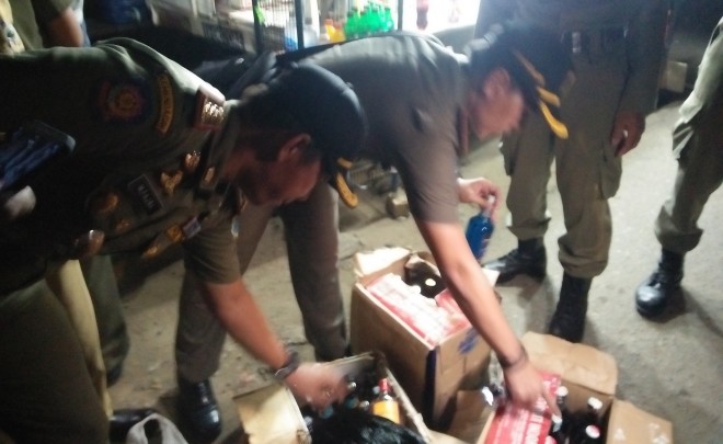 Tim gabungan Satpol PP Kota Jambi bersama TNI Polri kembali melakukan razia penyakit masyarakat rabu malam (14/2).