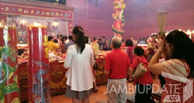 Umat Khonghucu sedang melakukan sembahyang di Klenteng Shiu San Teng di Kampung Manggis.